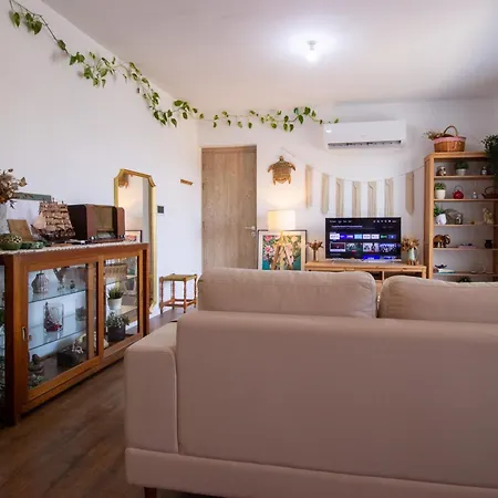 Cozy Home-away-from-home In Lejlighed